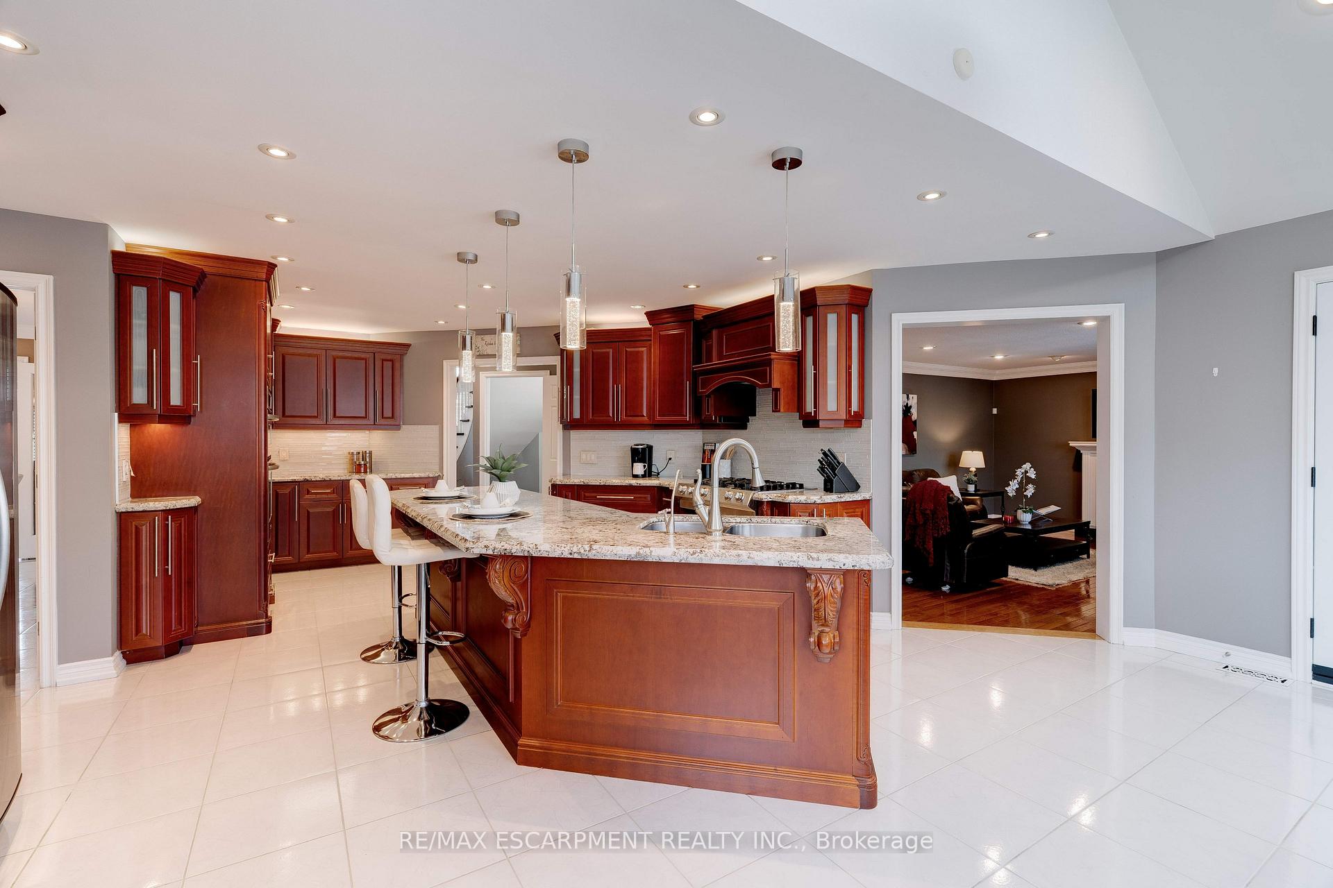 Photo 7 of 6 Embassy Drive, Hamilton, Lisgar — HOMEH