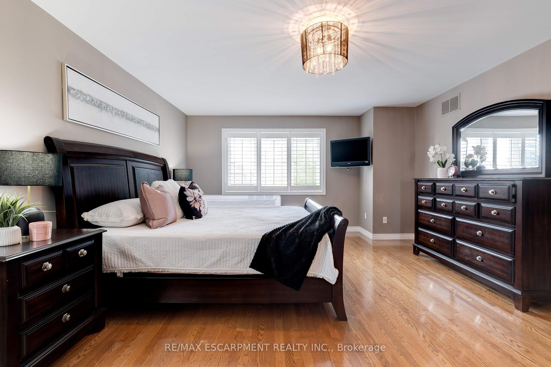Photo 14 of 6 Embassy Drive, Hamilton, Lisgar — HOMEH