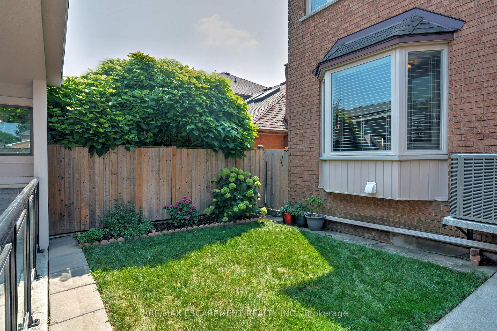 Photo 36 of 6 Embassy Drive, Hamilton, Lisgar — HOMEH