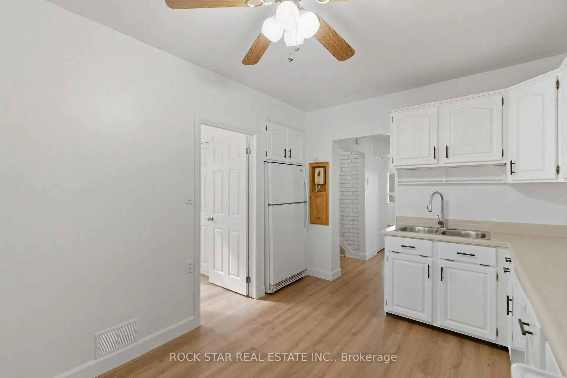 Photo 12 of 116 Robins Avenue, Hamilton, Crown Point — HOMEH