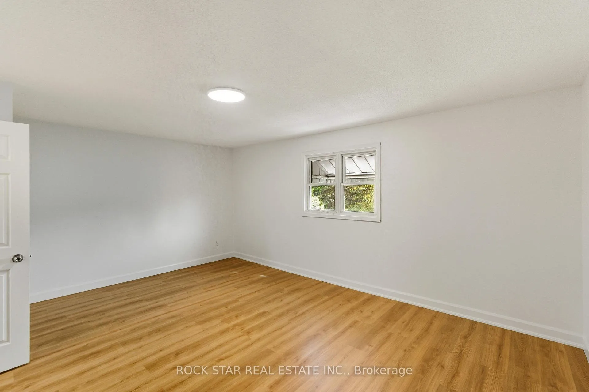 Photo 17 of 116 Robins Avenue, Hamilton, Crown Point — HOMEH