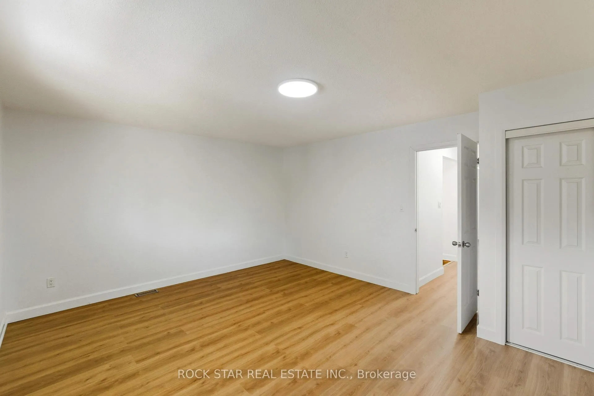 Photo 23 of 116 Robins Avenue, Hamilton, Crown Point — HOMEH