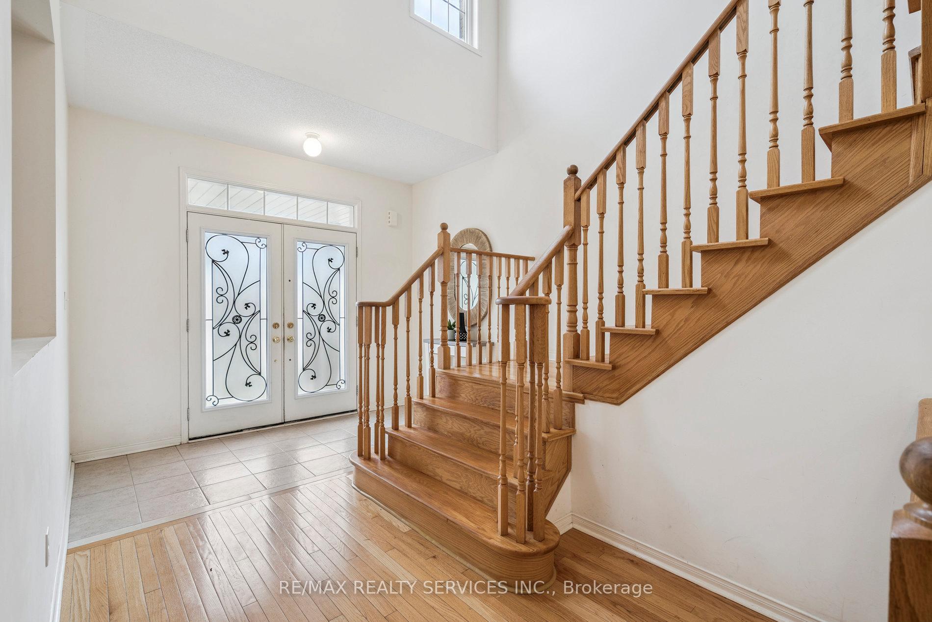 Photo 3 of 237 Valleyway Drive, Brampton, Credit Valley — HOMEH