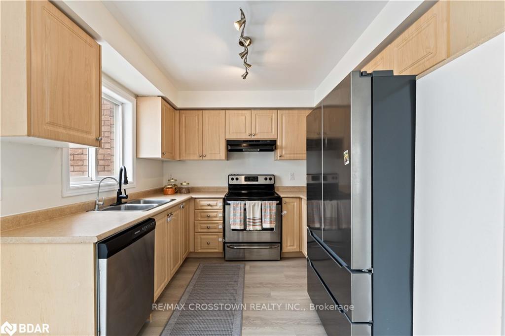 Photo 10 of 95 Trevino Circle, Barrie, East Bayfield — HOMEH