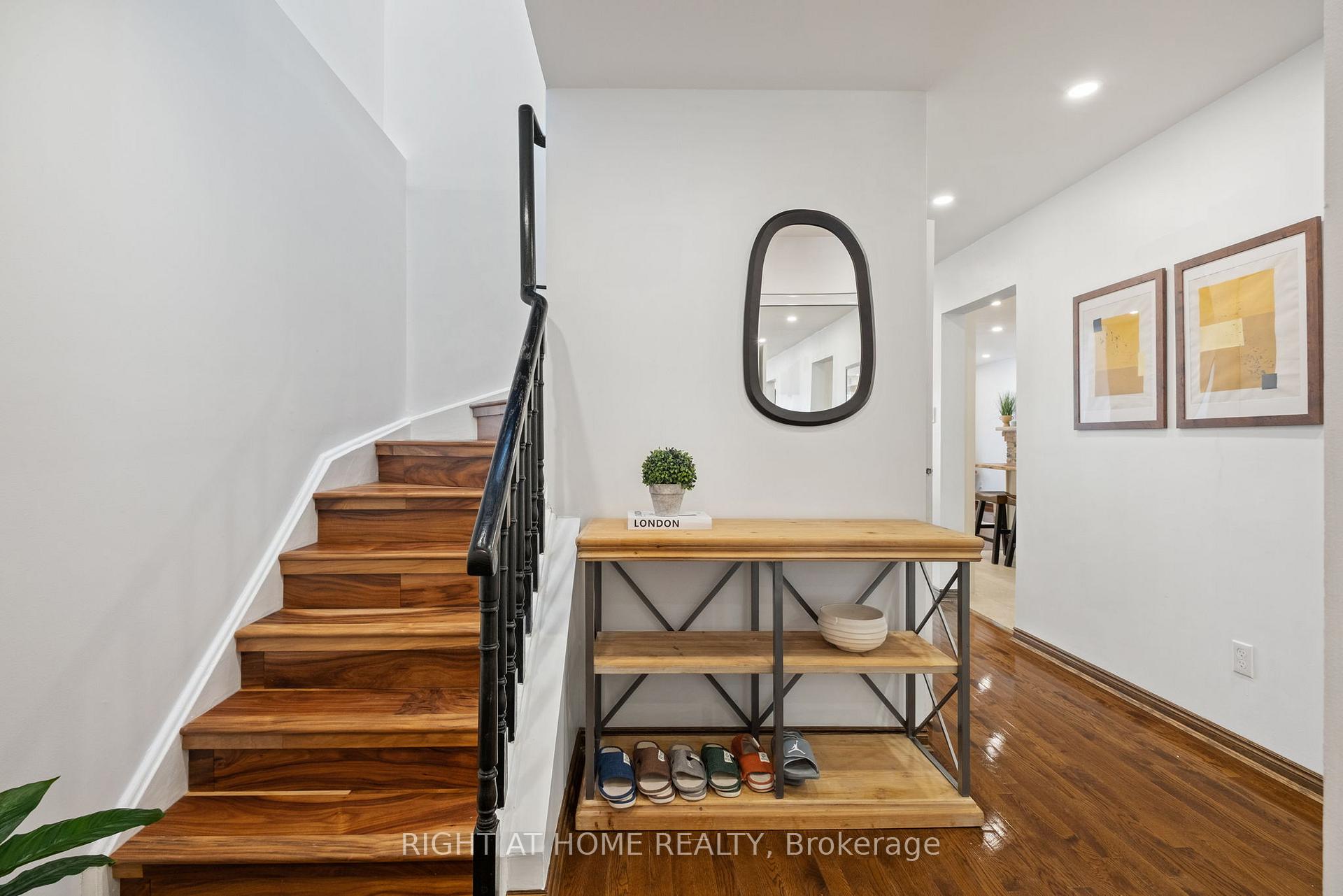 Photo 3 of 79 Lisa Crescent, Vaughan, Crestwood-Springfarm-Yorkhill — HOMEH