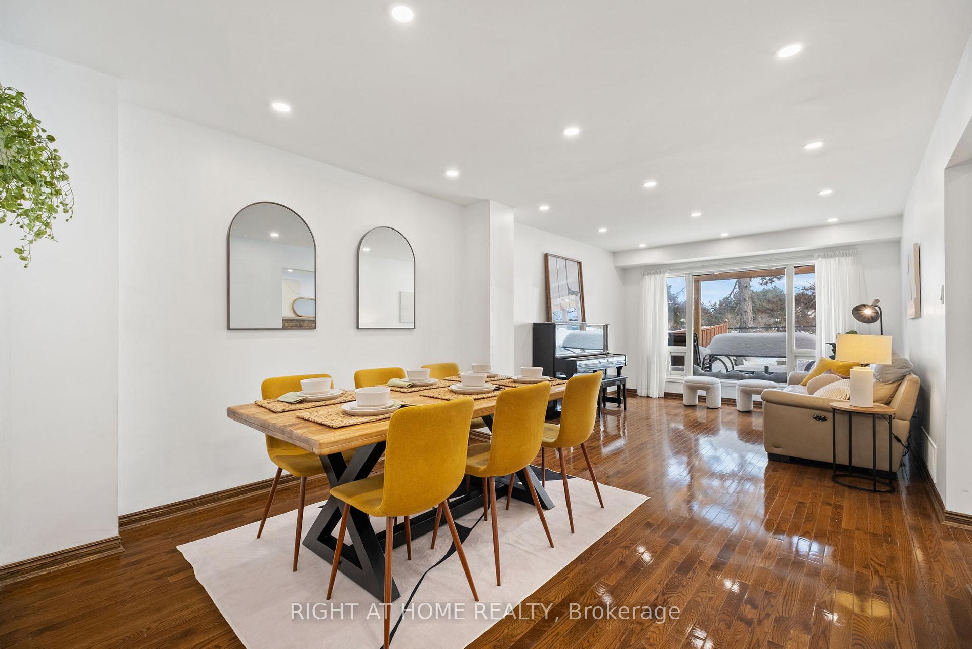 Photo 5 of 79 Lisa Crescent, Vaughan, Crestwood-Springfarm-Yorkhill — HOMEH