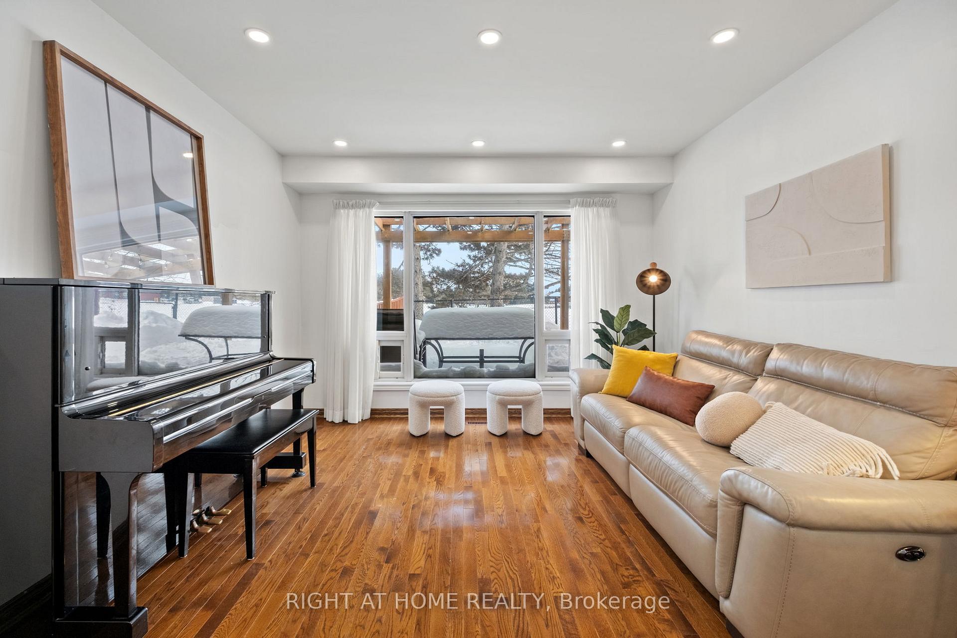 Photo 6 of 79 Lisa Crescent, Vaughan, Crestwood-Springfarm-Yorkhill — HOMEH