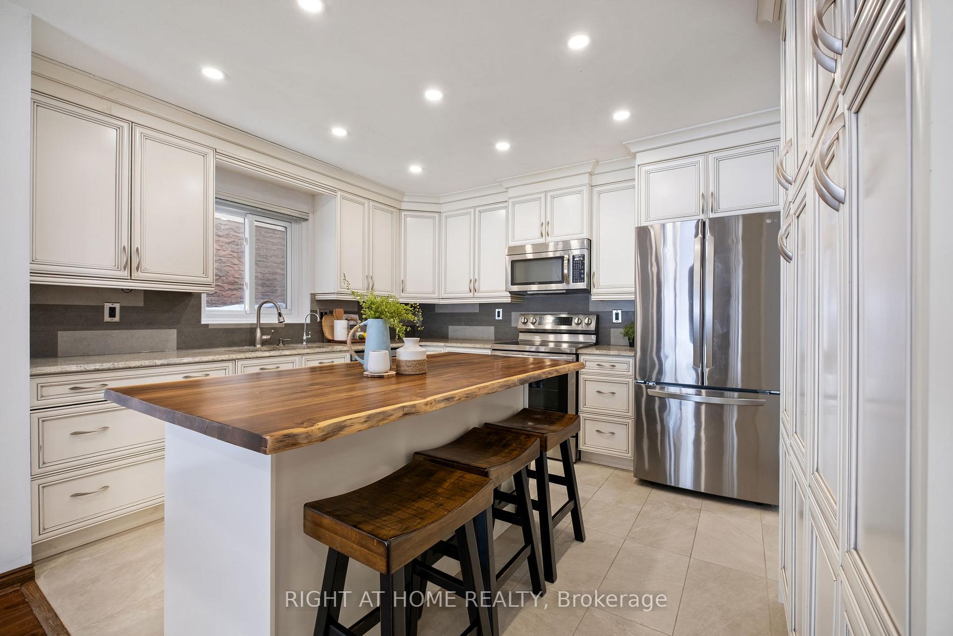 Photo 8 of 79 Lisa Crescent, Vaughan, Crestwood-Springfarm-Yorkhill — HOMEH