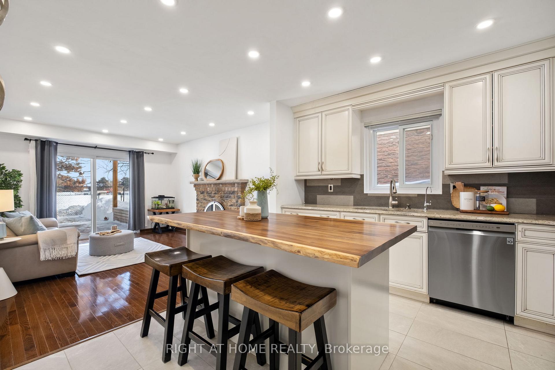 Photo 9 of 79 Lisa Crescent, Vaughan, Crestwood-Springfarm-Yorkhill — HOMEH