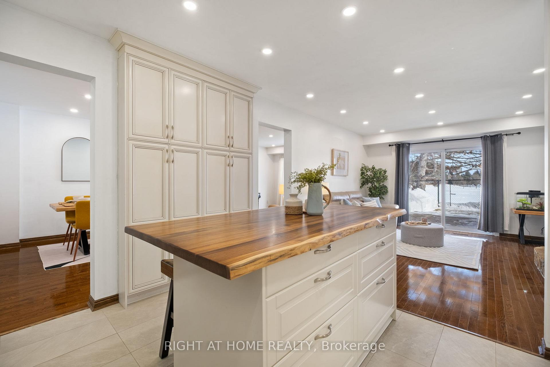 Photo 10 of 79 Lisa Crescent, Vaughan, Crestwood-Springfarm-Yorkhill — HOMEH