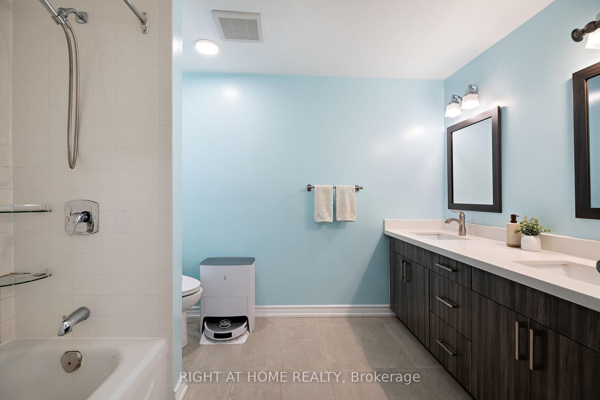 Photo 16 of 79 Lisa Crescent, Vaughan, Crestwood-Springfarm-Yorkhill — HOMEH