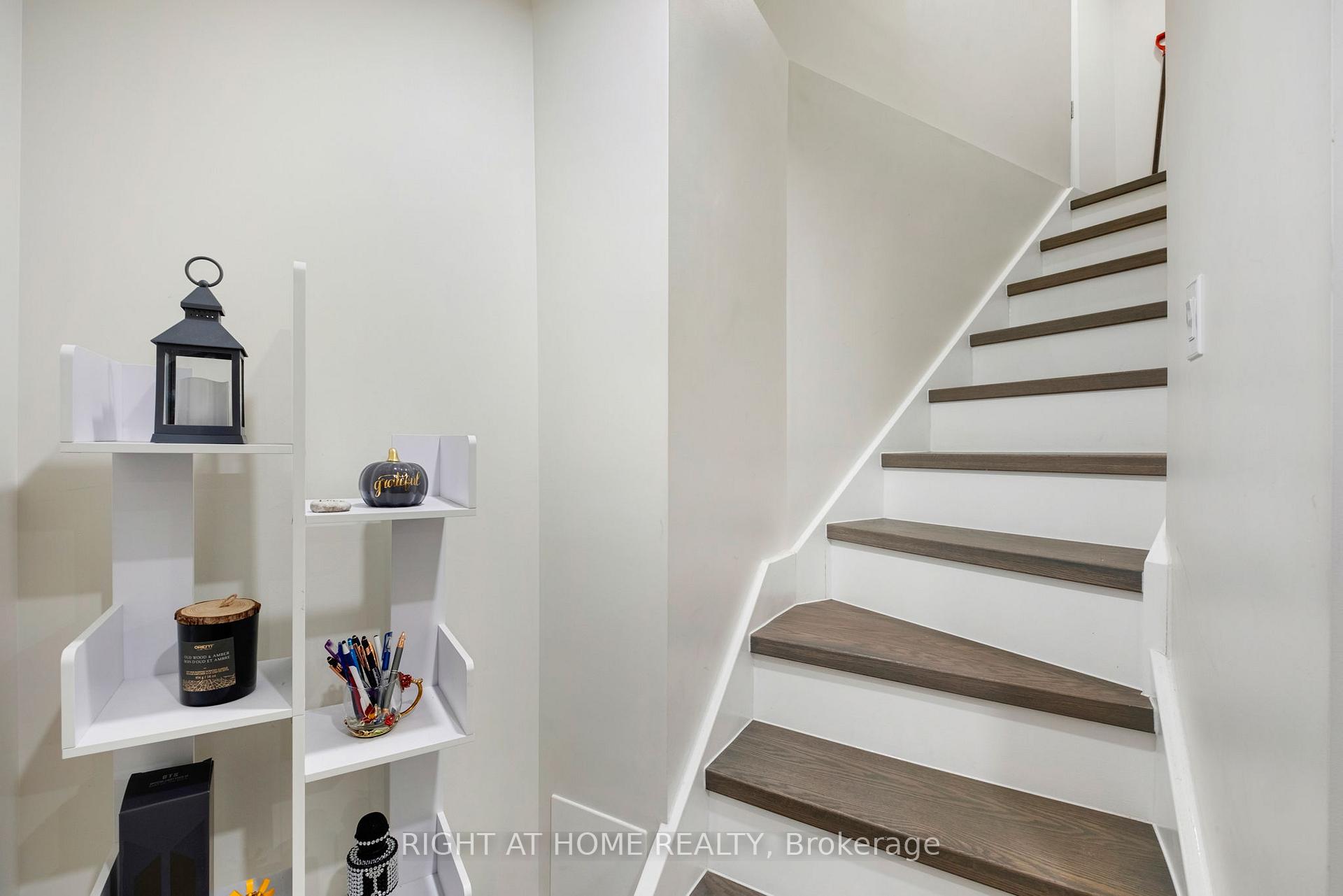 Photo 22 of 79 Lisa Crescent, Vaughan, Crestwood-Springfarm-Yorkhill — HOMEH
