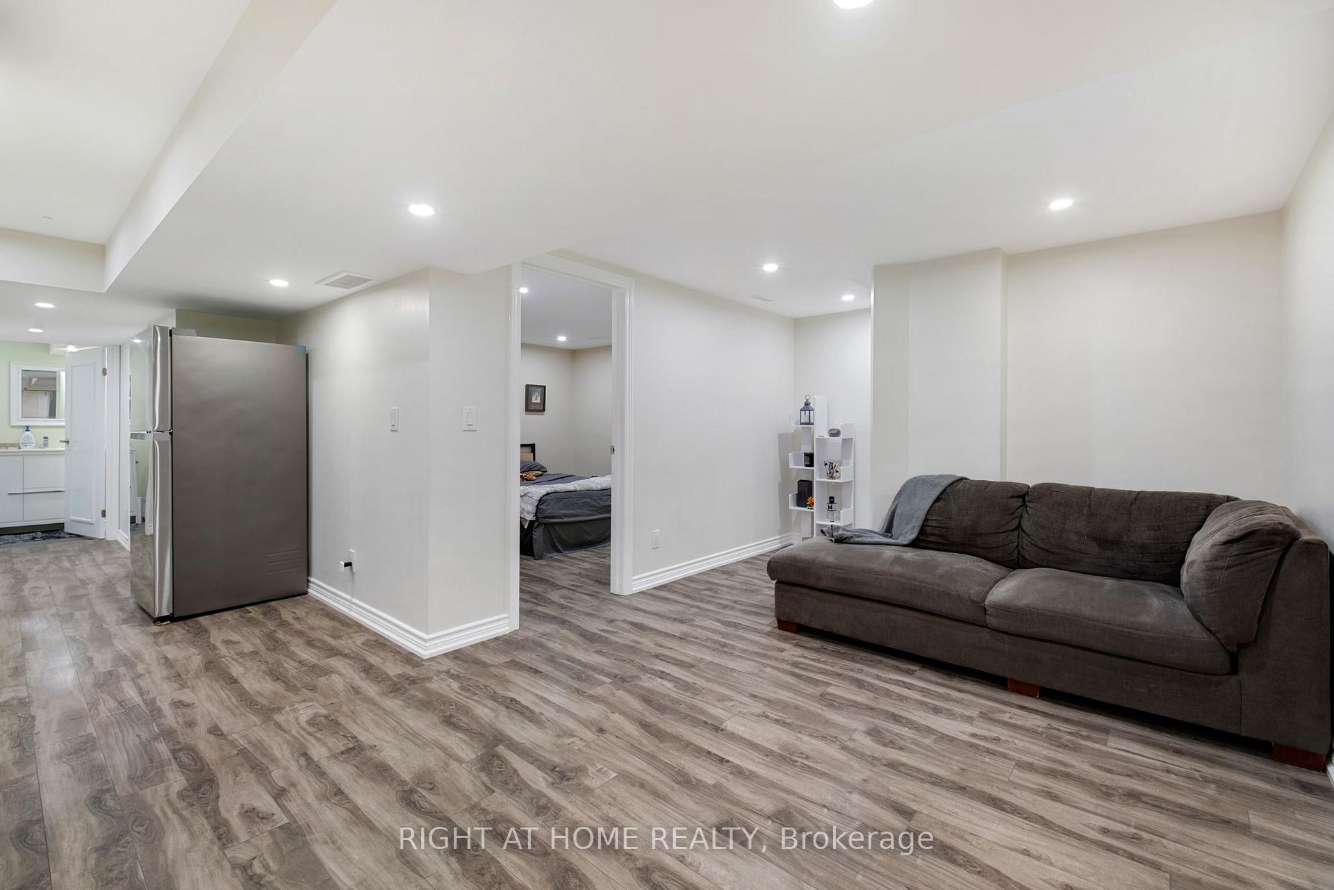 Photo 23 of 79 Lisa Crescent, Vaughan, Crestwood-Springfarm-Yorkhill — HOMEH