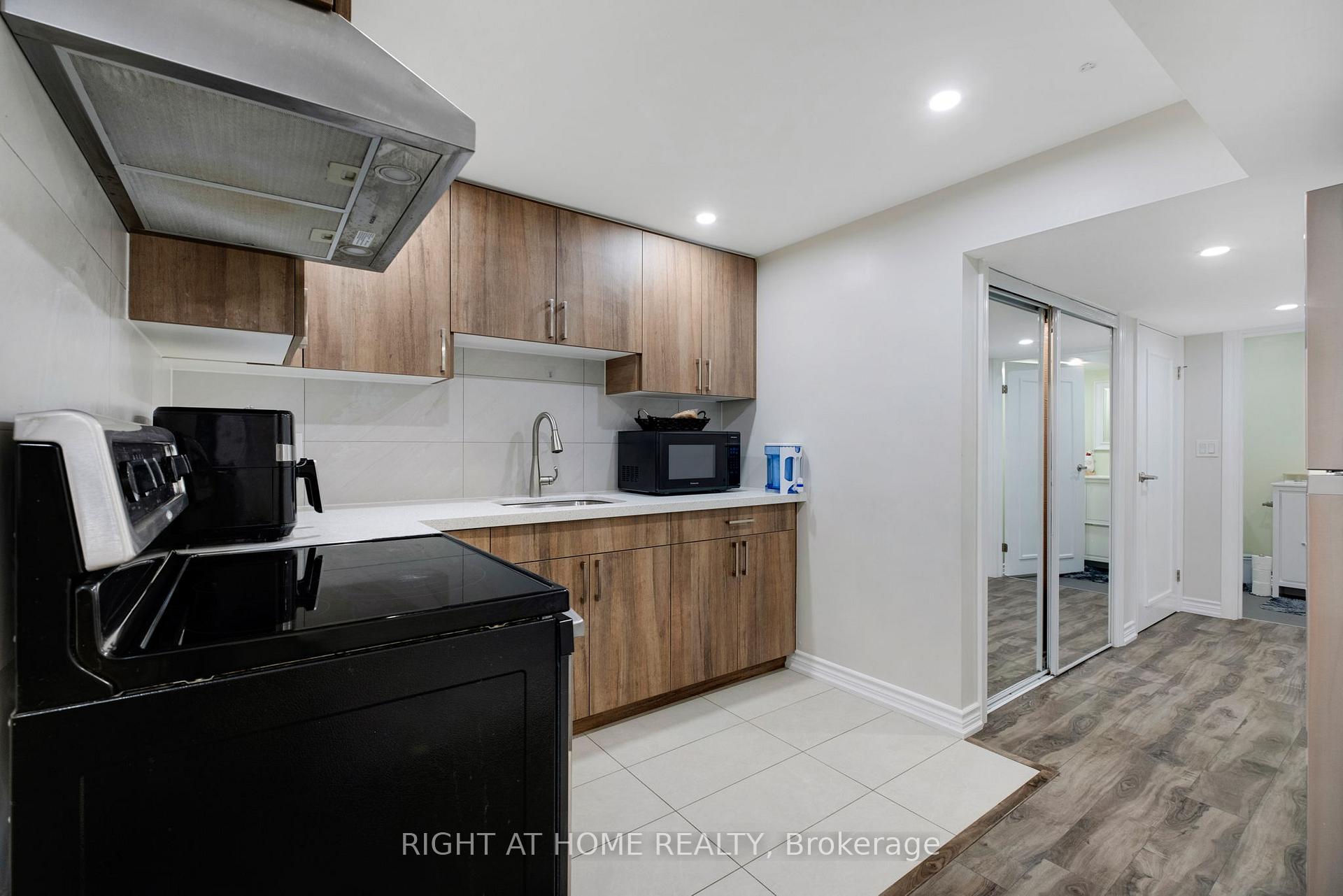 Photo 24 of 79 Lisa Crescent, Vaughan, Crestwood-Springfarm-Yorkhill — HOMEH