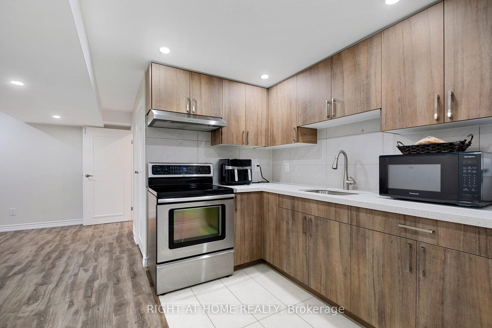 Photo 26 of 79 Lisa Crescent, Vaughan, Crestwood-Springfarm-Yorkhill — HOMEH