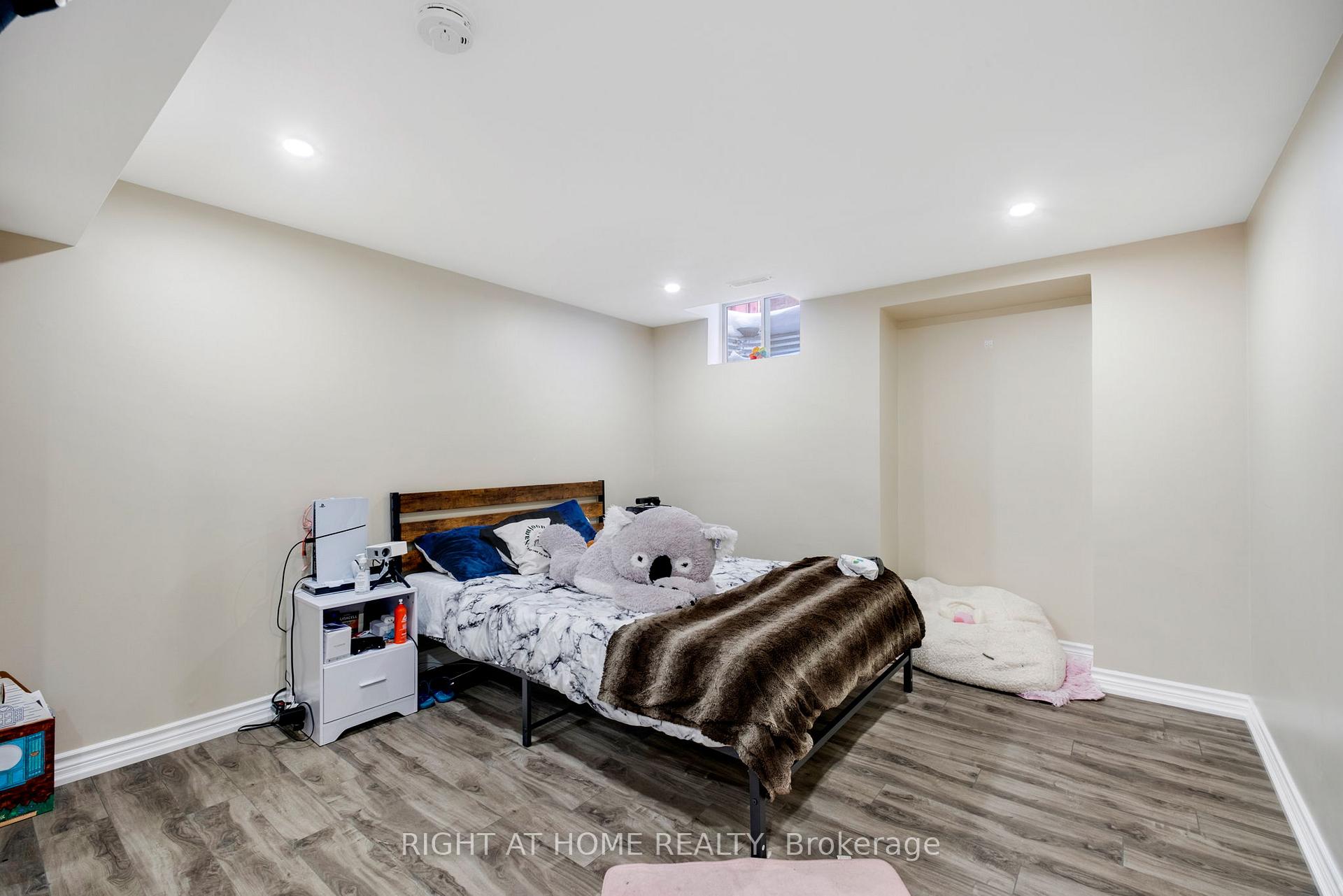 Photo 28 of 79 Lisa Crescent, Vaughan, Crestwood-Springfarm-Yorkhill — HOMEH