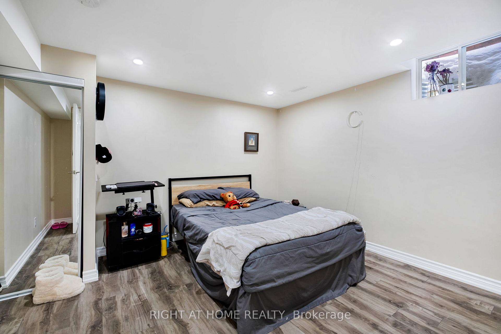 Photo 29 of 79 Lisa Crescent, Vaughan, Crestwood-Springfarm-Yorkhill — HOMEH