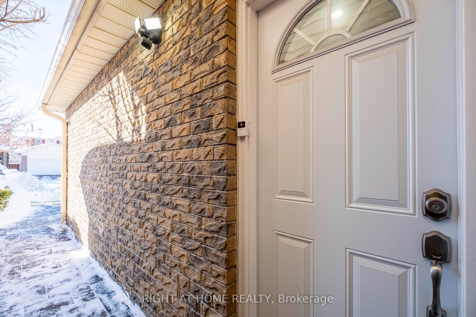Photo 32 of 79 Lisa Crescent, Vaughan, Crestwood-Springfarm-Yorkhill — HOMEH
