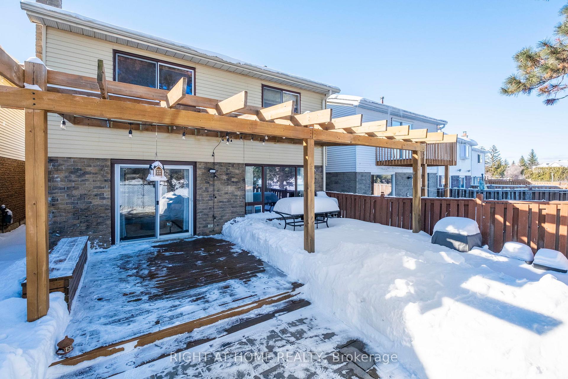 Photo 33 of 79 Lisa Crescent, Vaughan, Crestwood-Springfarm-Yorkhill — HOMEH