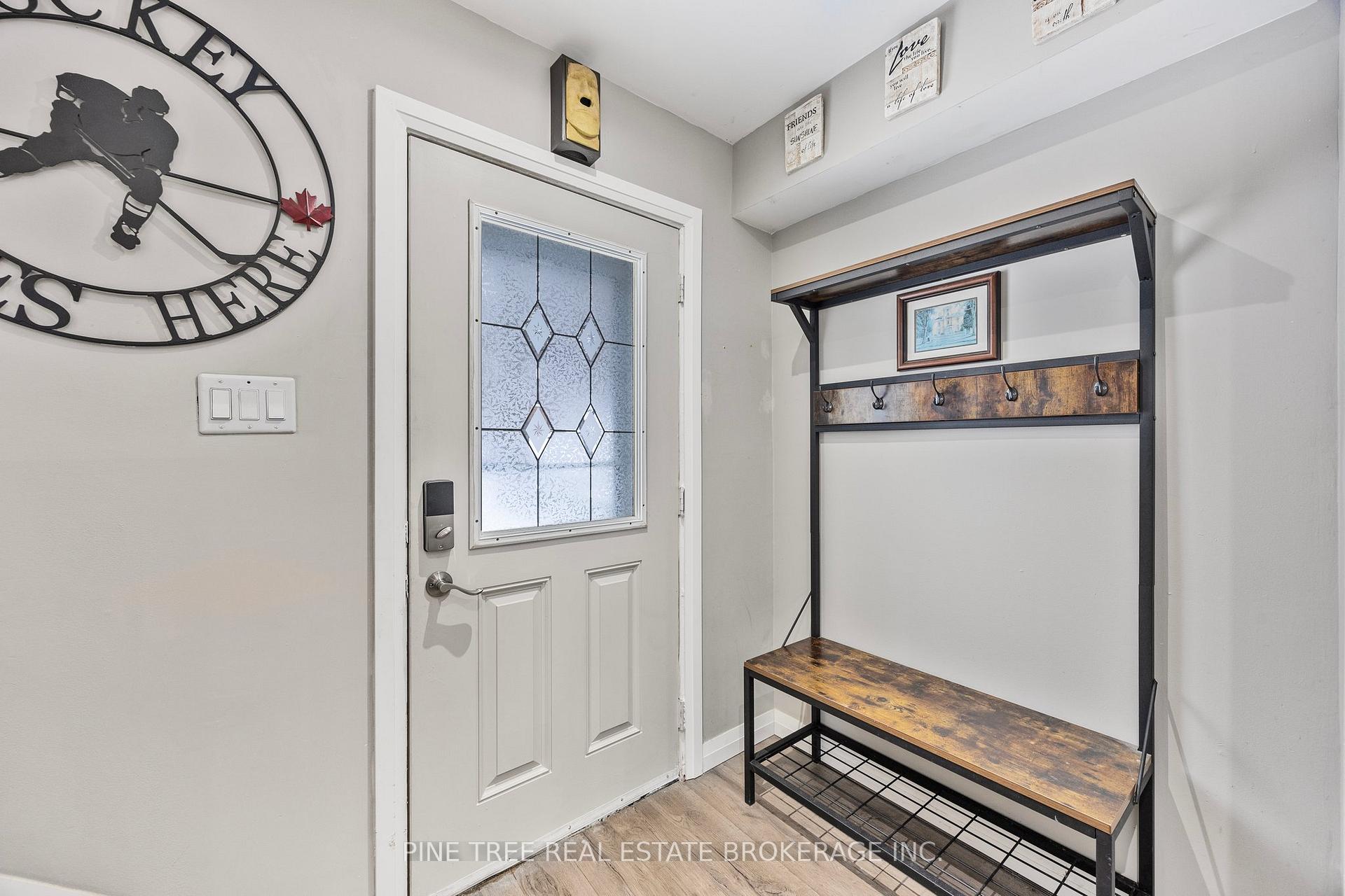 Photo 5 of 50 Melinda Crescent, Barrie, Allandale — HOMEH