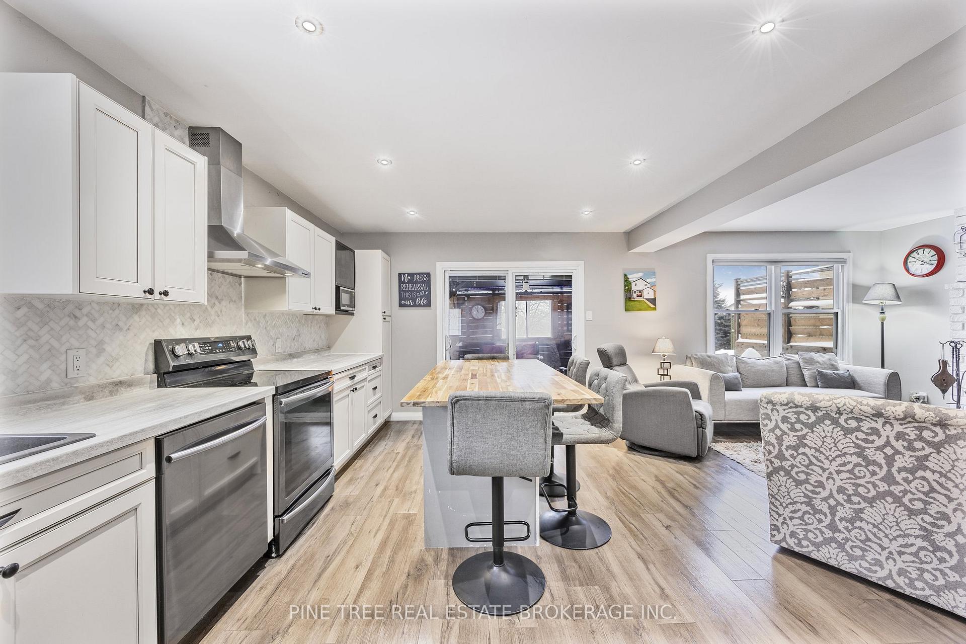 Photo 6 of 50 Melinda Crescent, Barrie, Allandale — HOMEH