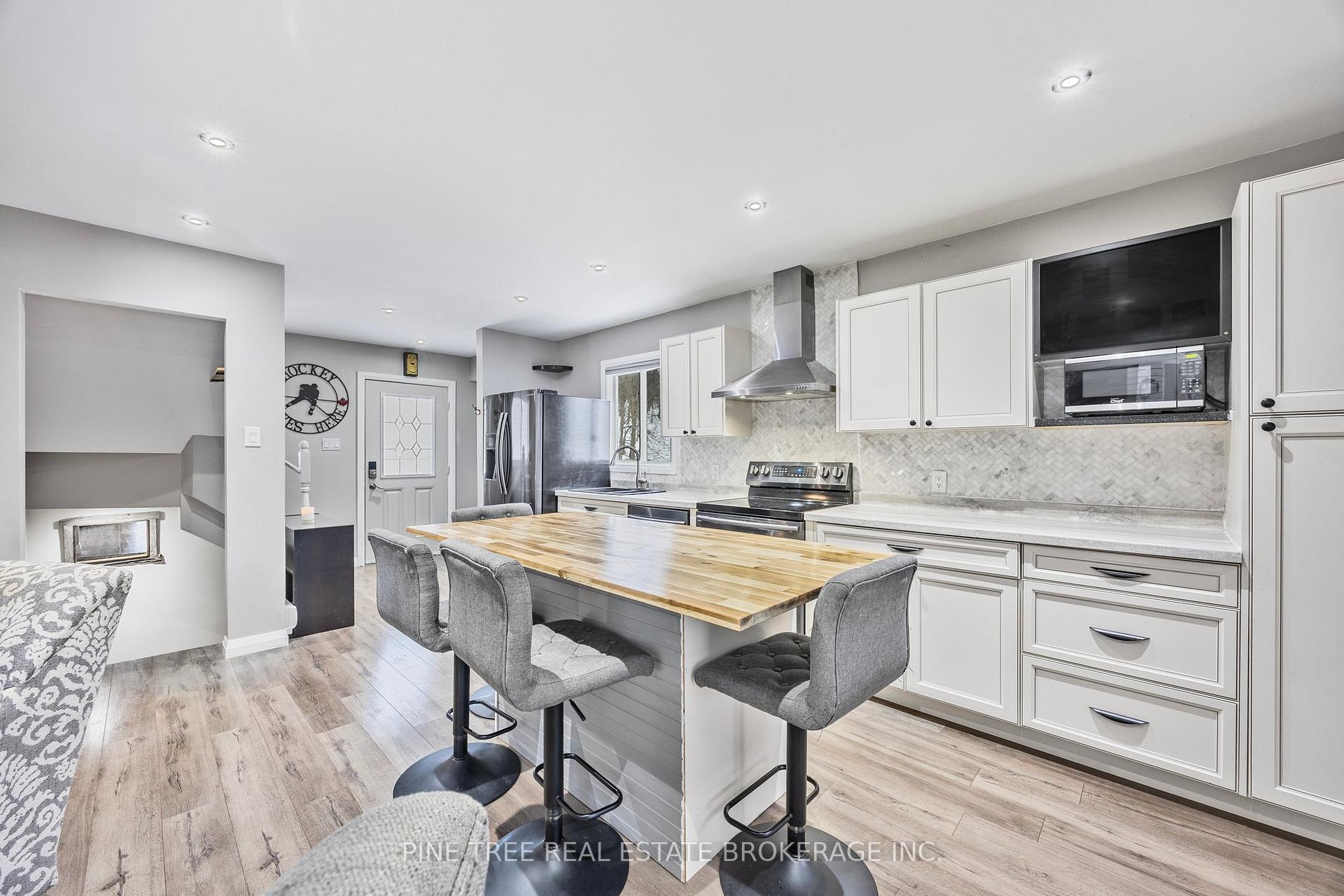 Photo 7 of 50 Melinda Crescent, Barrie, Allandale — HOMEH
