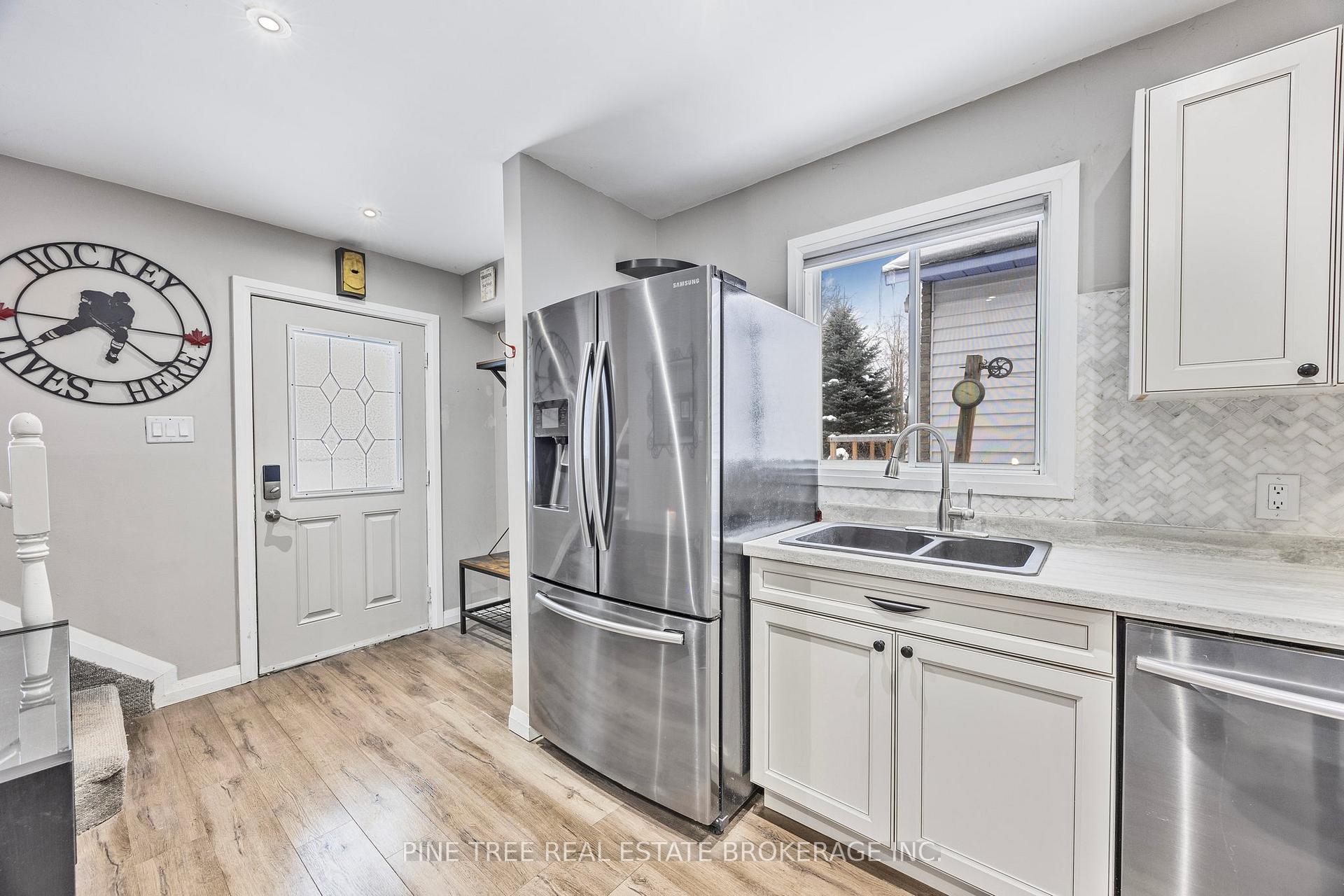 Photo 8 of 50 Melinda Crescent, Barrie, Allandale — HOMEH
