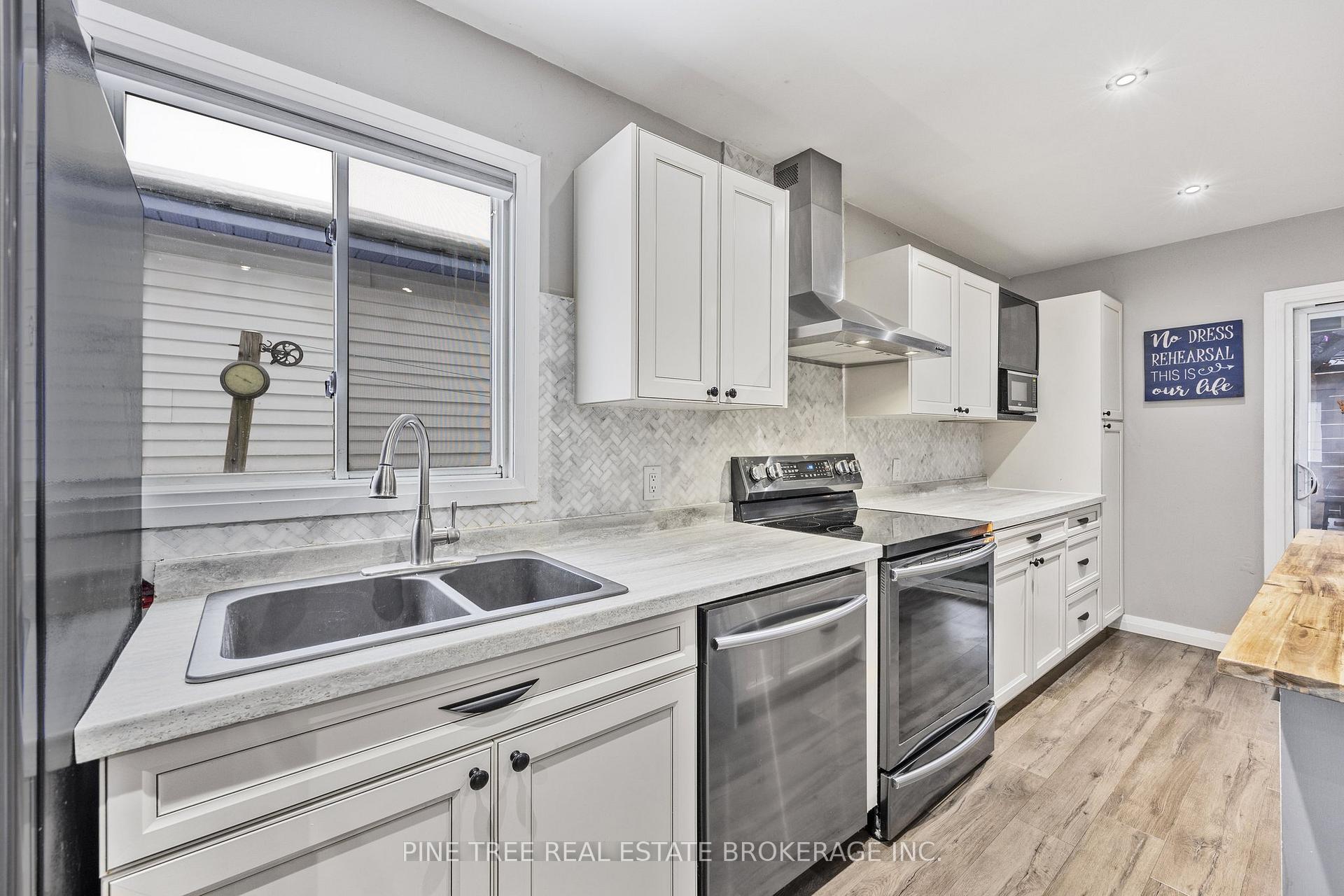 Photo 9 of 50 Melinda Crescent, Barrie, Allandale — HOMEH