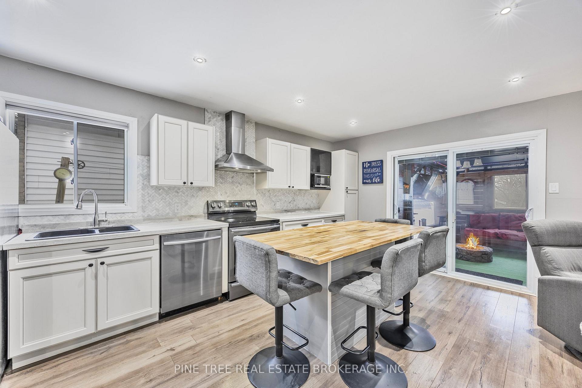 Photo 10 of 50 Melinda Crescent, Barrie, Allandale — HOMEH