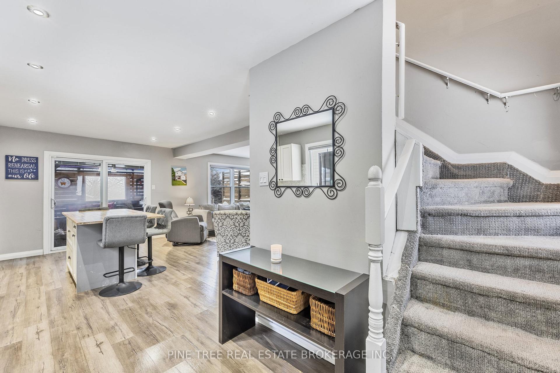 Photo 16 of 50 Melinda Crescent, Barrie, Allandale — HOMEH