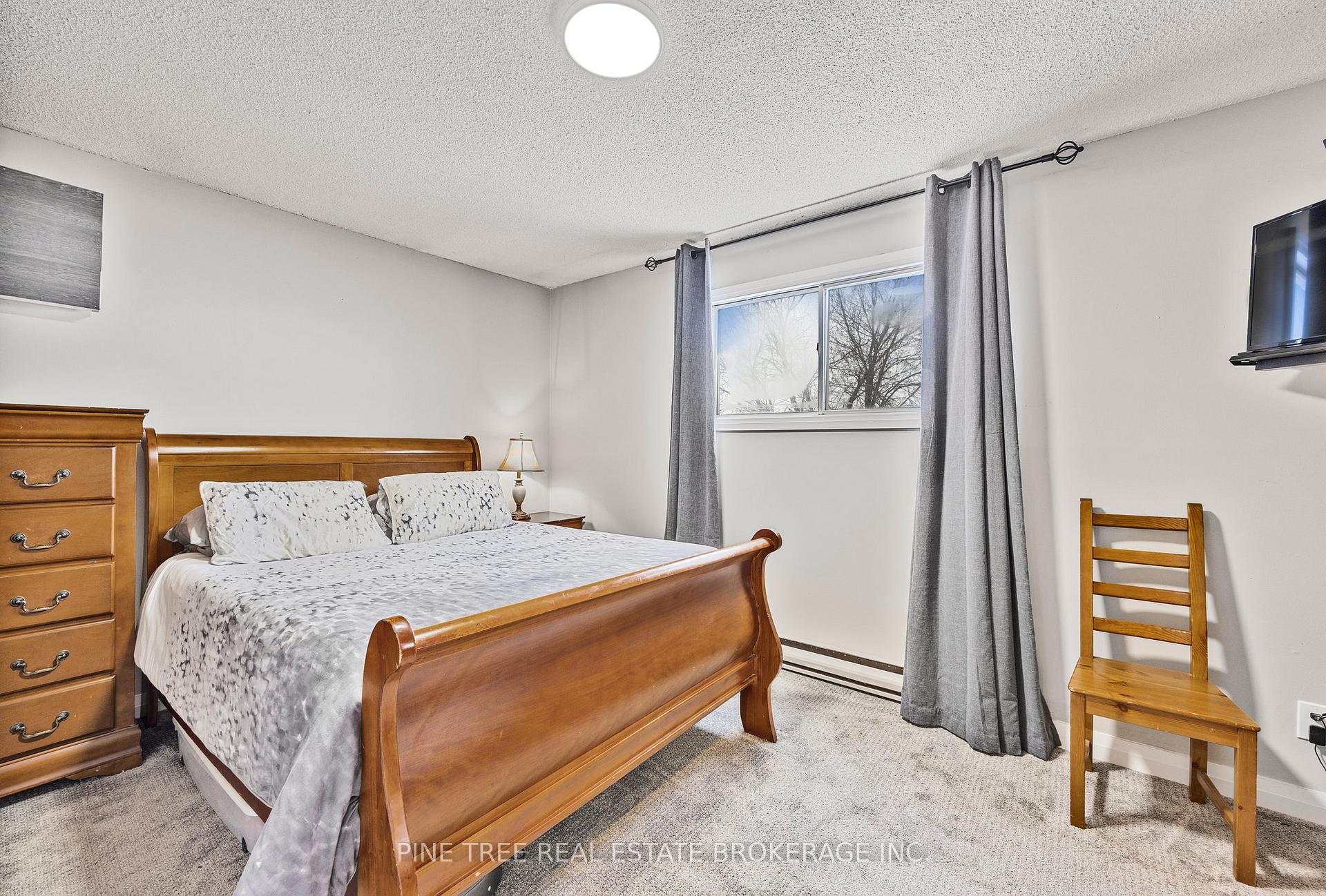 Photo 19 of 50 Melinda Crescent, Barrie, Allandale — HOMEH