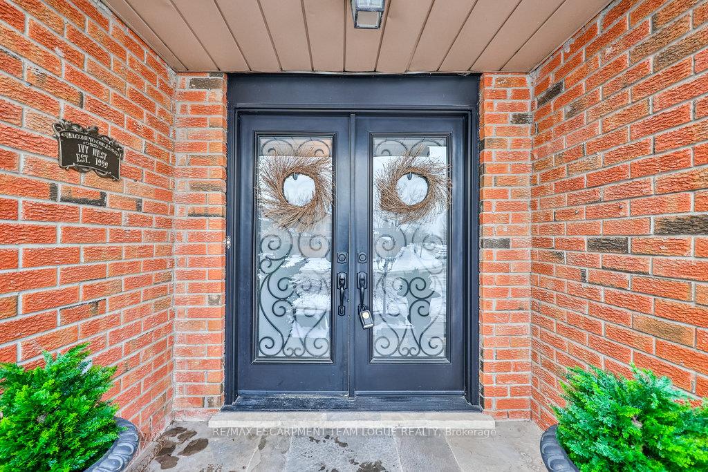 Photo 2 of 2215 Vista Drive, Burlington, Headon — HOMEH