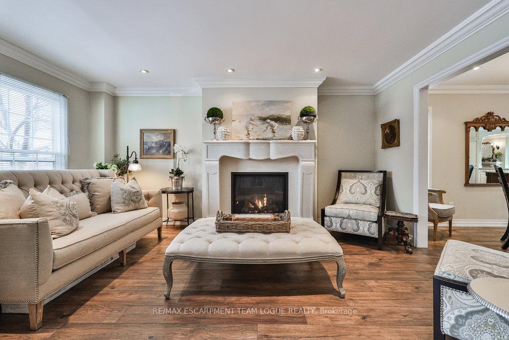 Photo 4 of 2215 Vista Drive, Burlington, Headon — HOMEH