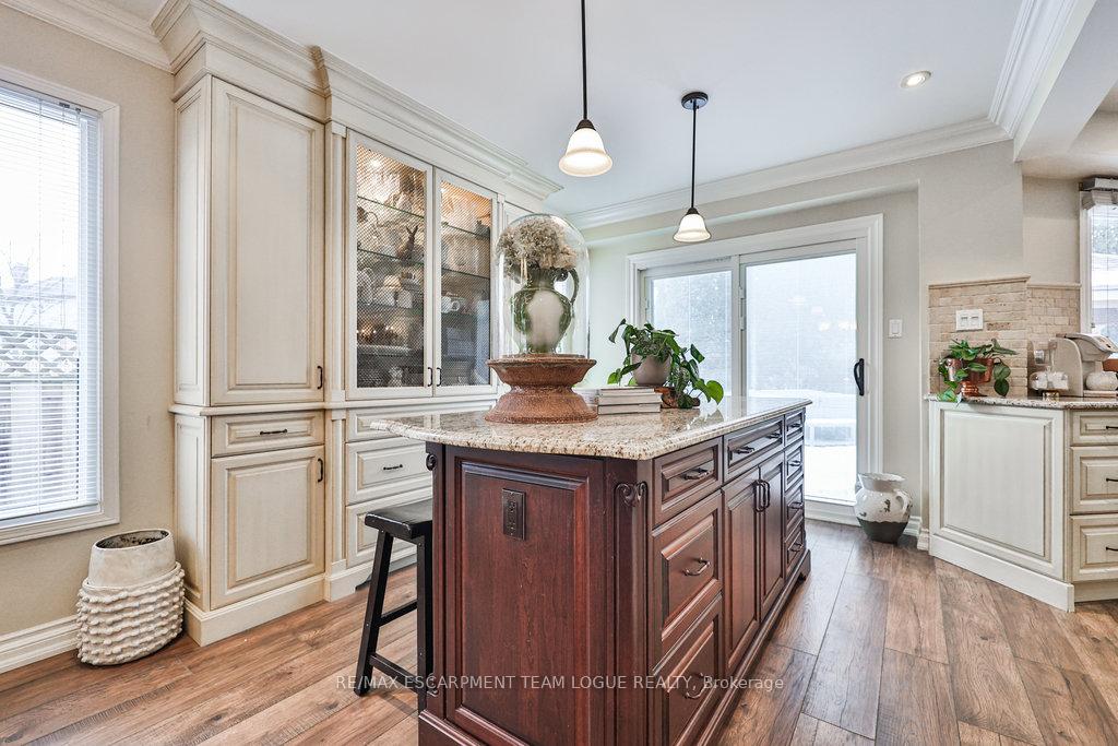Photo 10 of 2215 Vista Drive, Burlington, Headon — HOMEH