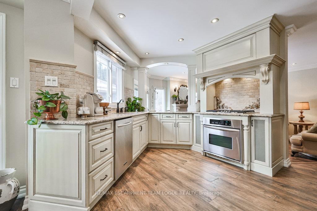 Photo 12 of 2215 Vista Drive, Burlington, Headon — HOMEH