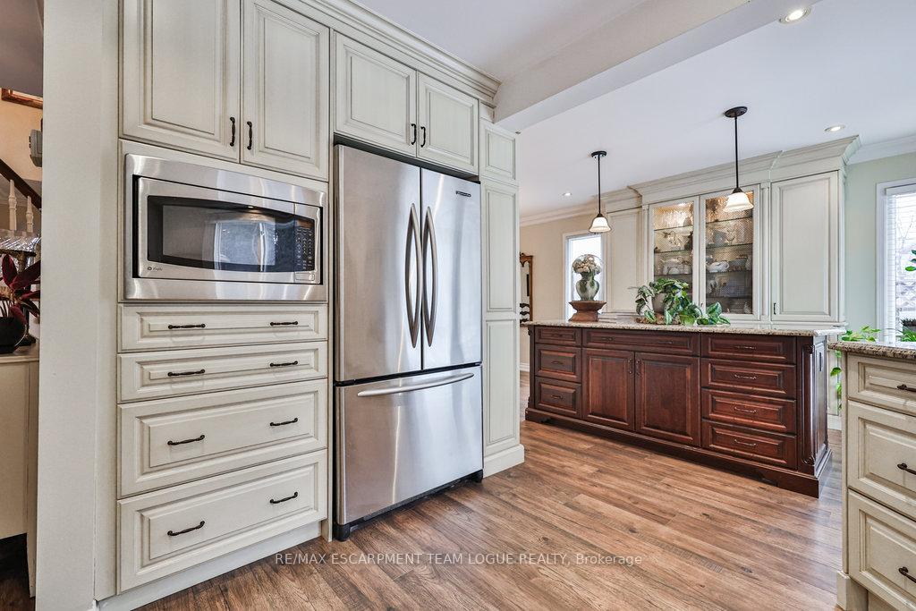 Photo 14 of 2215 Vista Drive, Burlington, Headon — HOMEH