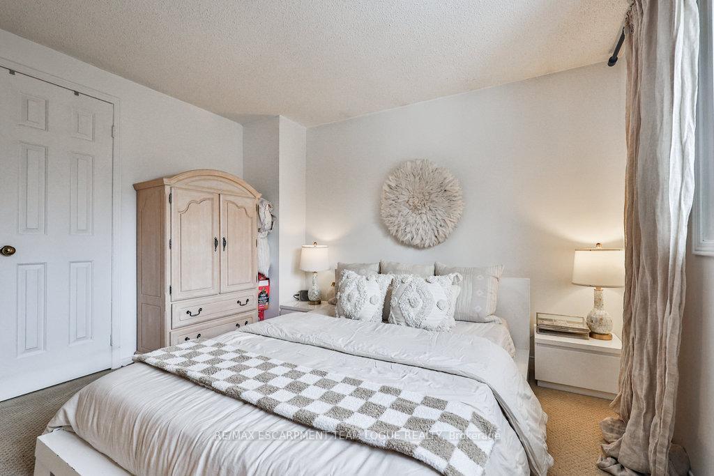 Photo 28 of 2215 Vista Drive, Burlington, Headon — HOMEH