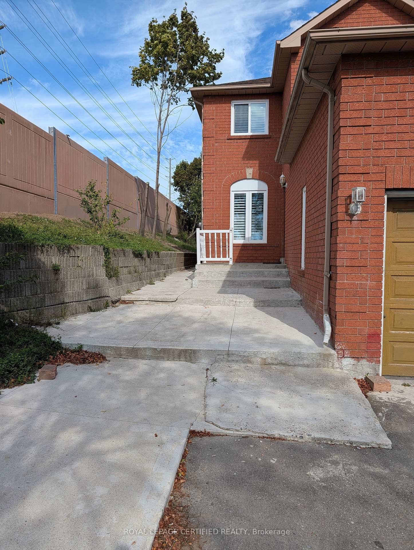 Photo 2 of 94 Millstone Drive, Brampton, Fletcher's Creek South — HOMEH