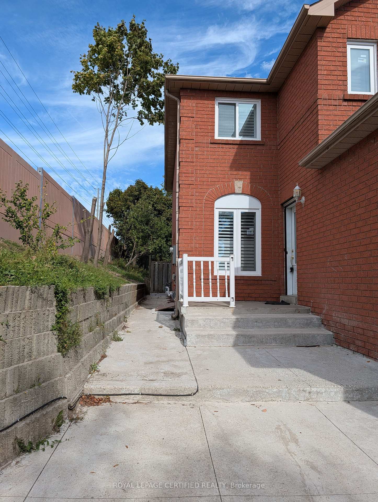 Photo 3 of 94 Millstone Drive, Brampton, Fletcher's Creek South — HOMEH