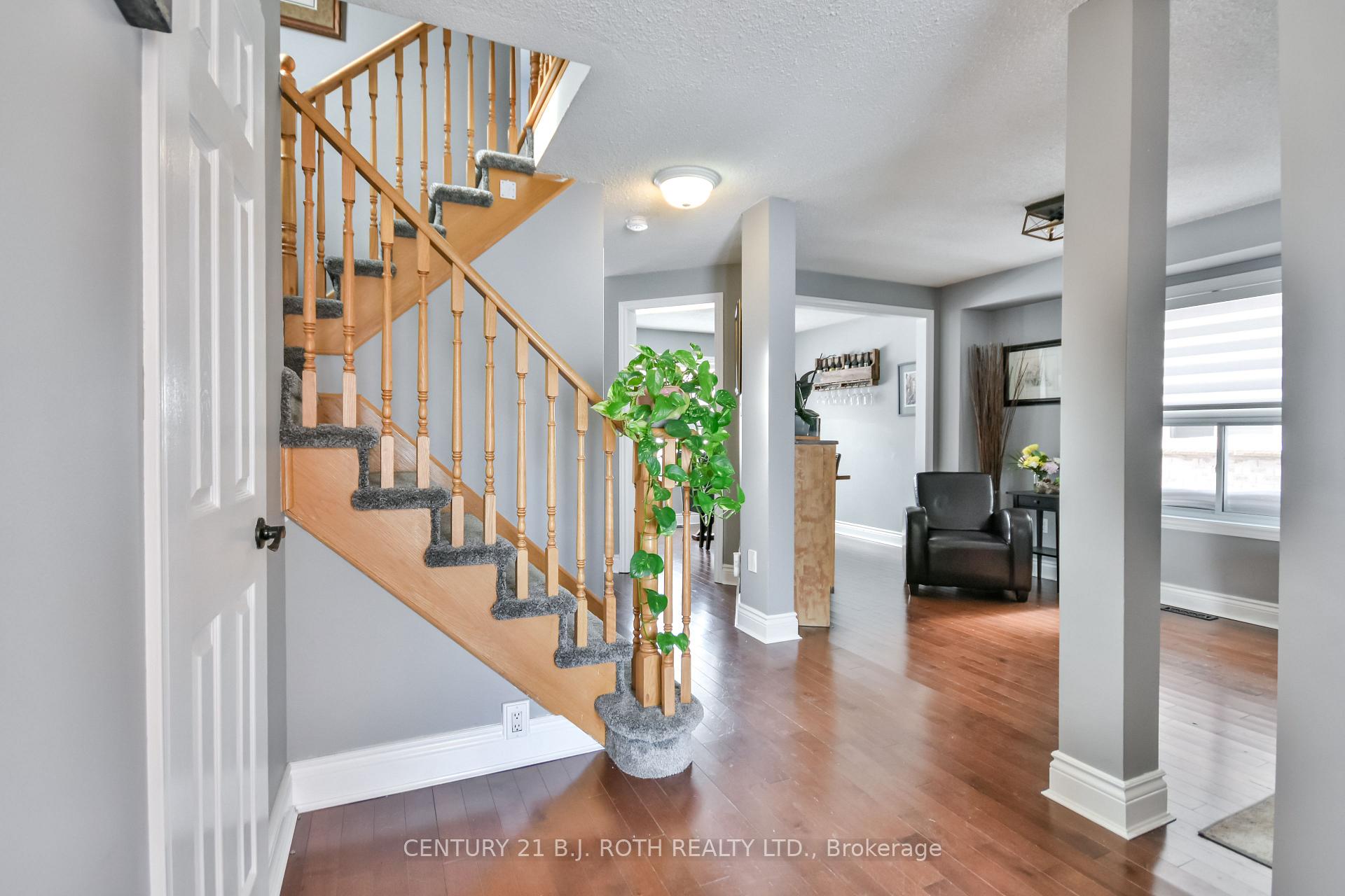 Photo 4 of 36 Sundew Drive, Barrie, Holly — HOMEH