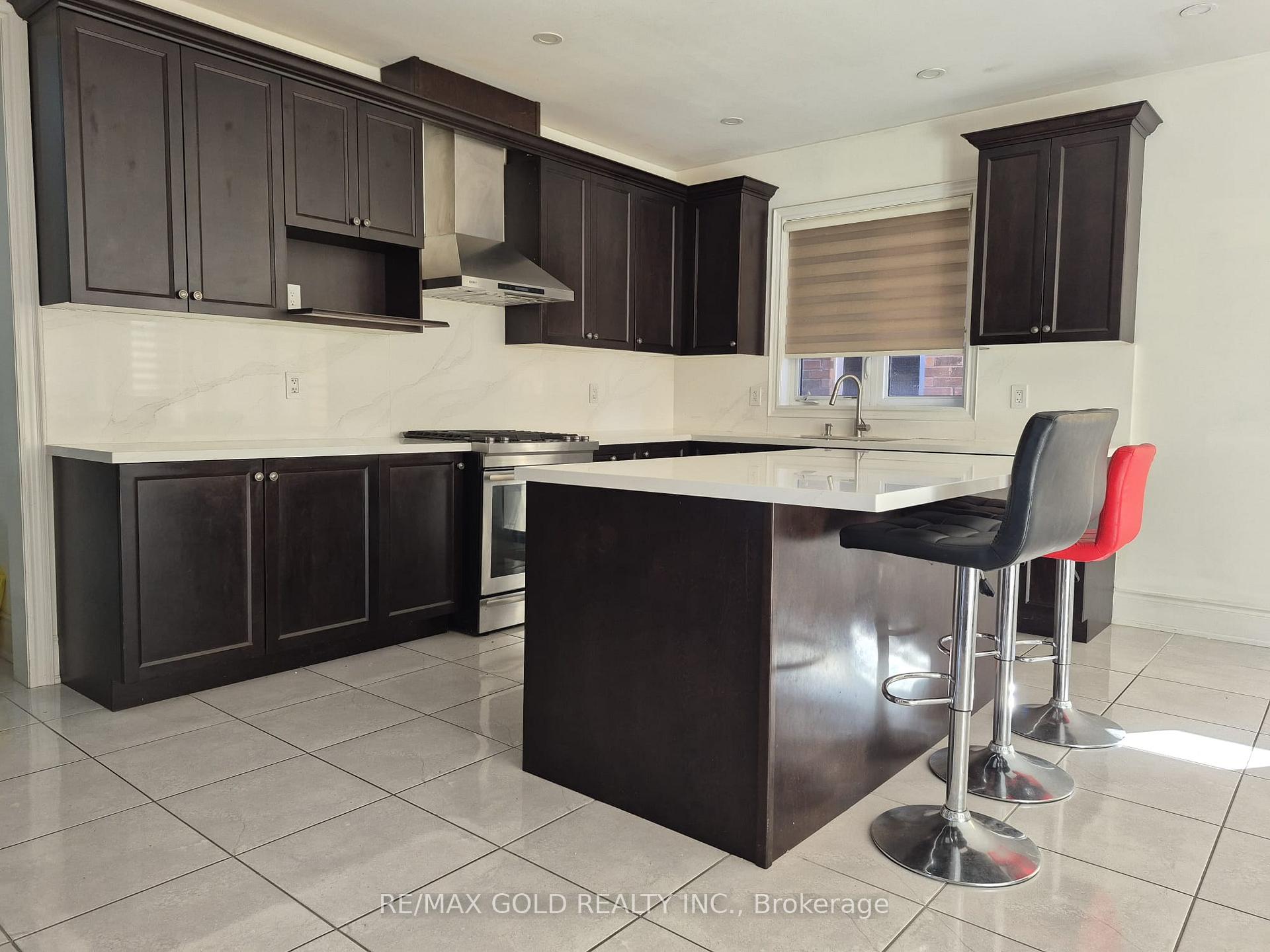 Photo 9 of 34 Merrybrook Trail, Brampton, Northwest Brampton — HOMEH