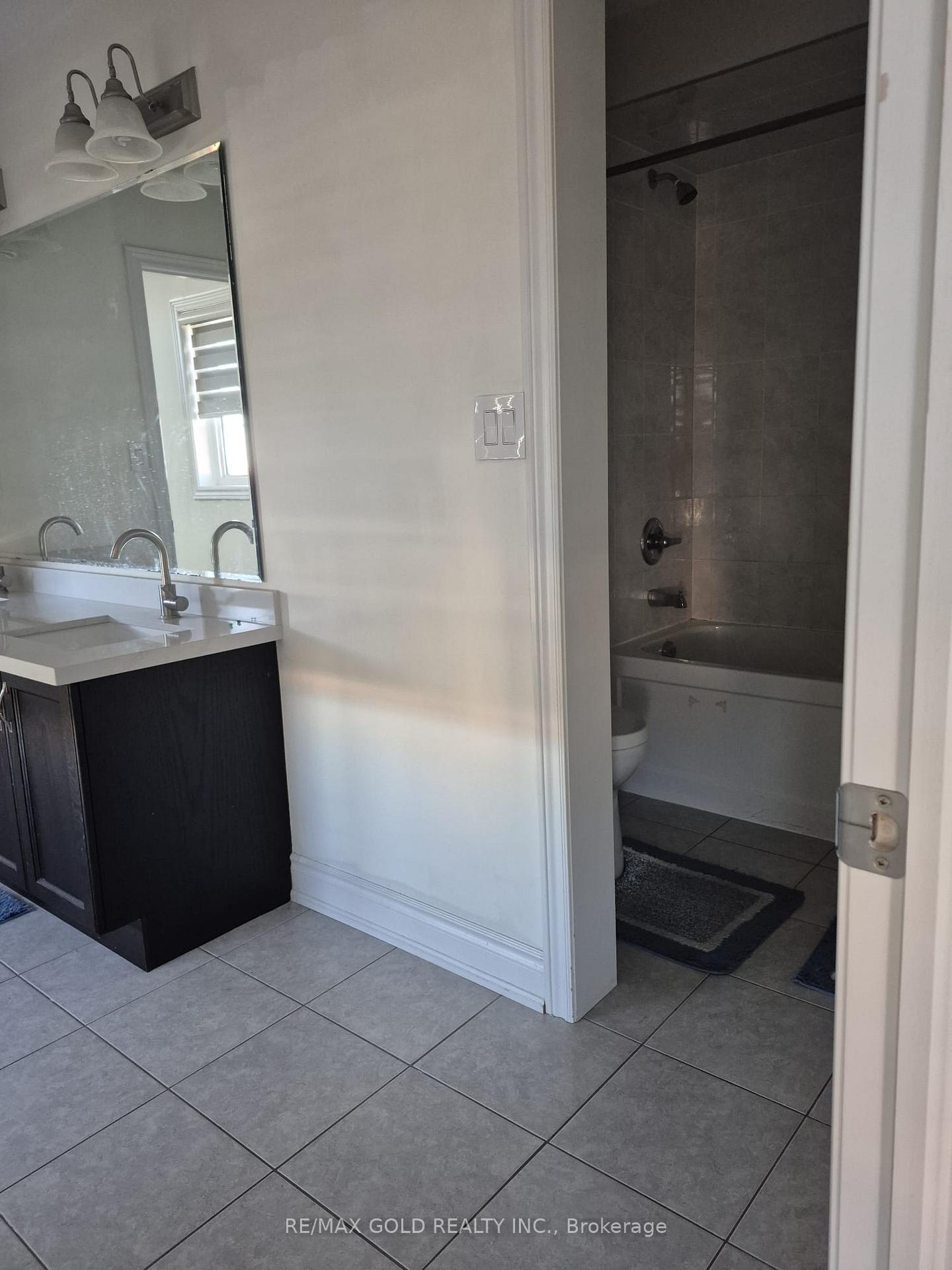 Photo 21 of 34 Merrybrook Trail, Brampton, Northwest Brampton — HOMEH