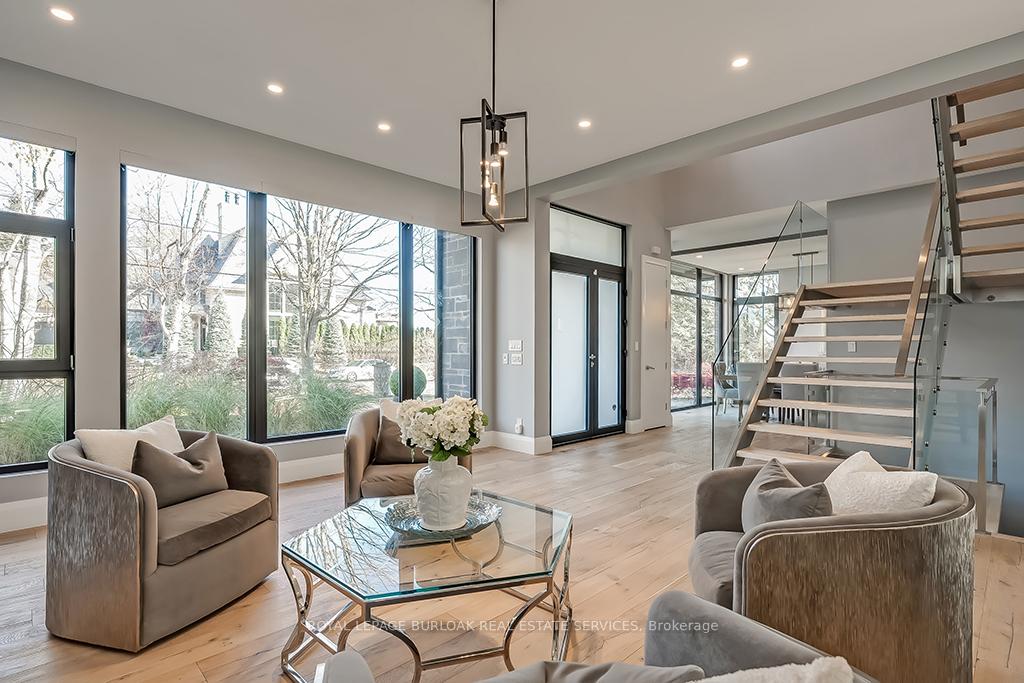 Photo 8 of 136 Avondale Court, Burlington, Shoreacres — HOMEH