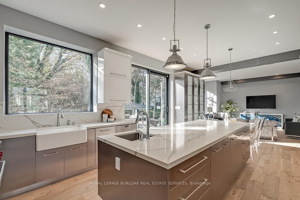 Photo 14 of 136 Avondale Court, Burlington, Shoreacres — HOMEH