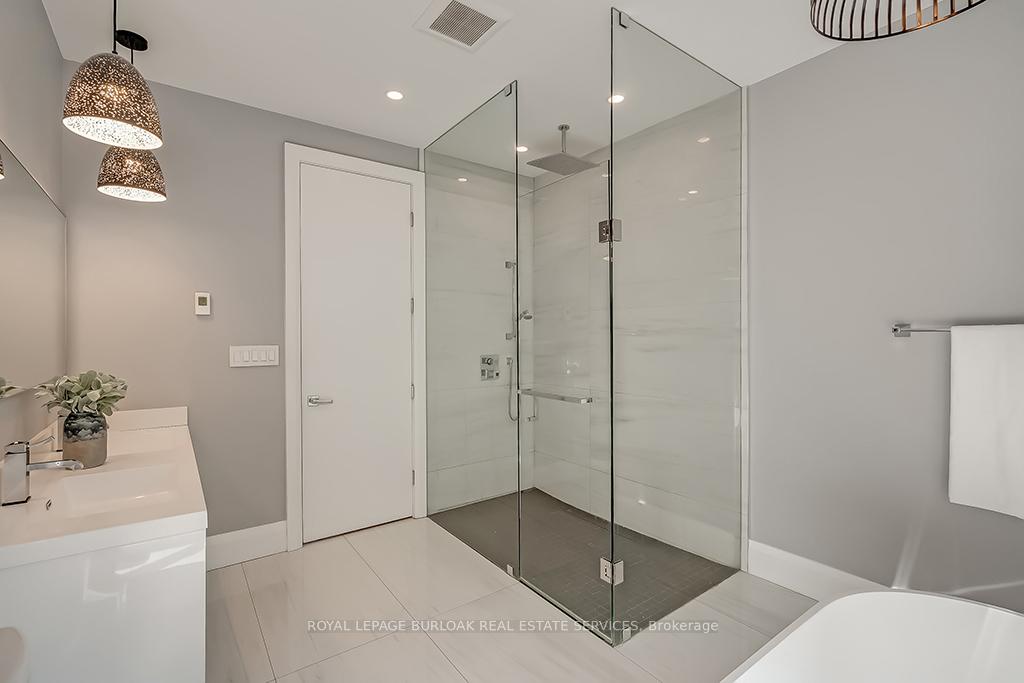 Photo 23 of 136 Avondale Court, Burlington, Shoreacres — HOMEH