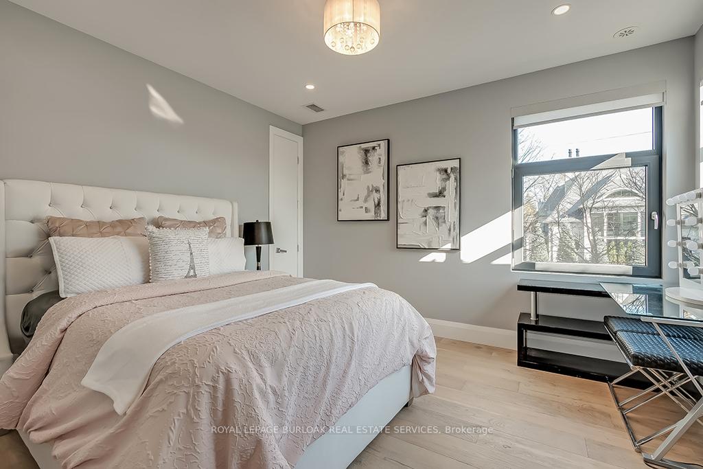Photo 26 of 136 Avondale Court, Burlington, Shoreacres — HOMEH