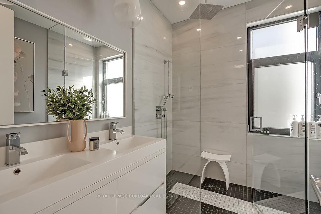 Photo 30 of 136 Avondale Court, Burlington, Shoreacres — HOMEH