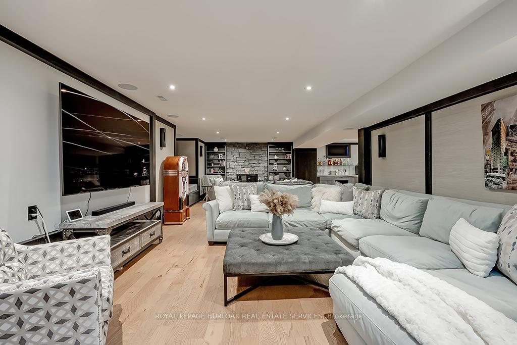 Photo 35 of 136 Avondale Court, Burlington, Shoreacres — HOMEH