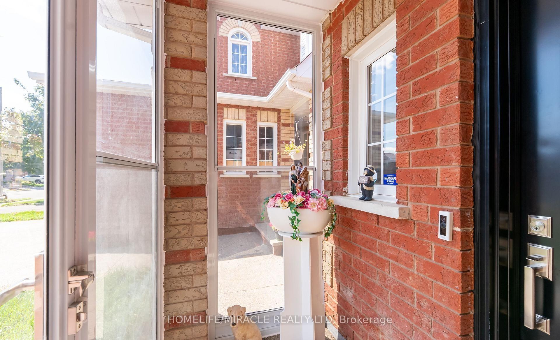 Photo 4 of 23 Mosley Crescent, Brampton, Fletcher's West — HOMEH