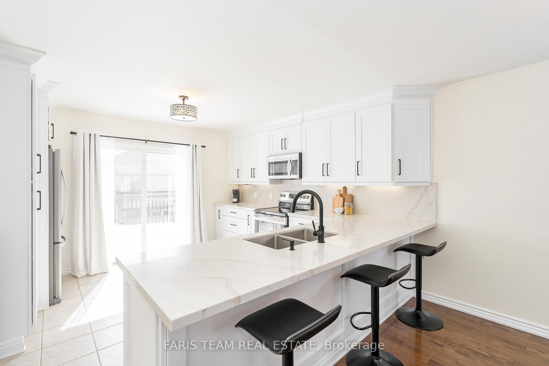 Photo 3 of 25 Catherine Drive, Barrie, Painswick South — HOMEH